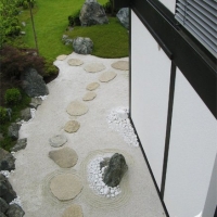 Zen Garten mit Trittplatten