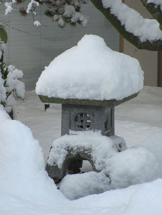 Japanischer Garten mit Gartenlaterne im Winter